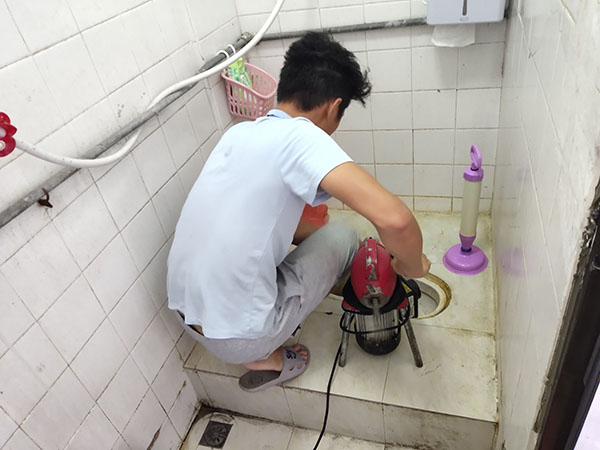 灌云管道堵塞冒臭气 专业师傅现场解决问题