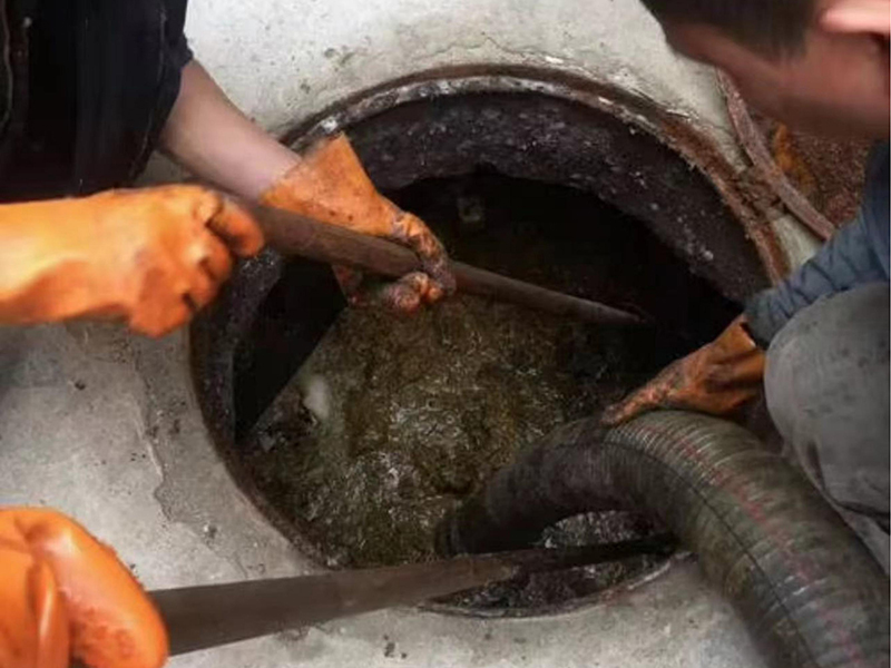 灌云清理化粪池时如何避免沼气的危害？